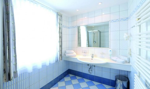 Modernes Badezimmer in der Juniorsuite