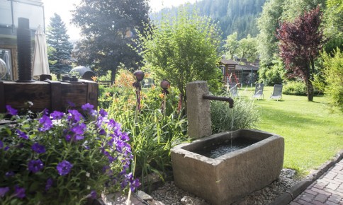 Garten mit Brunnen
